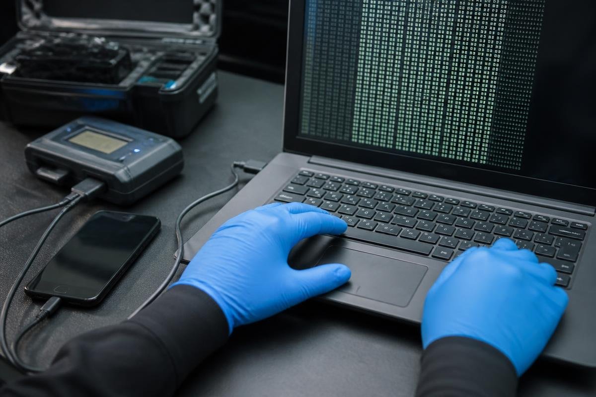 Extração forense de dados de celular em laboratório